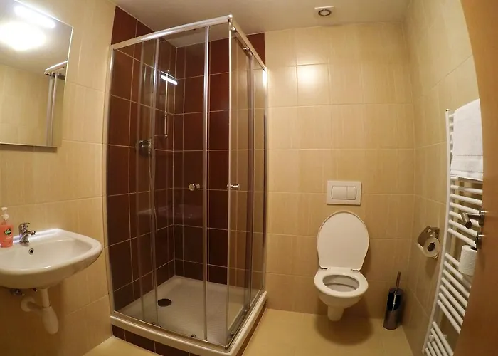 U Tri Statkaru Pensión 4*